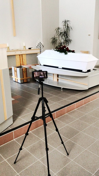 Kamera kuvaamassa hautajaisia